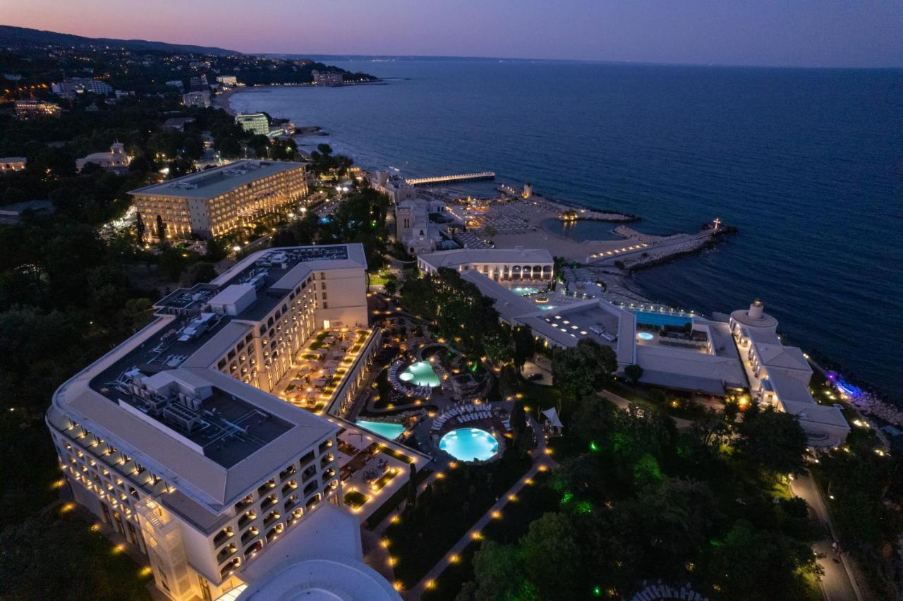 Ensana Aquahouse Hotel Szent Konstantin és Elena Kültér fotó The resort at night